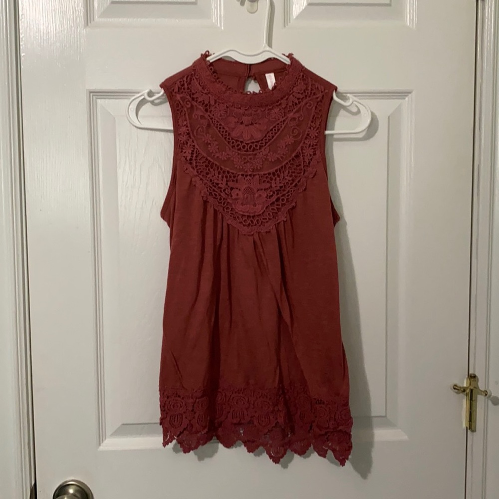 Sleeveless blouse with lace